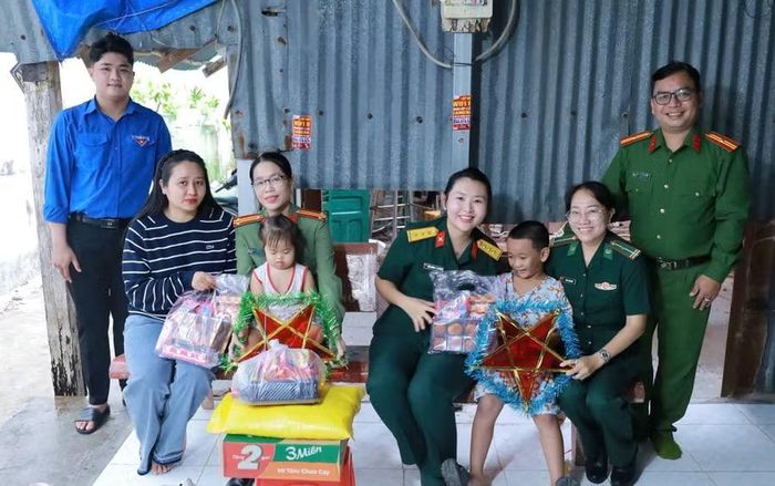 Trao quà cho 2 trẻ em có hoàn cảnh đặc biệt khó khăn.