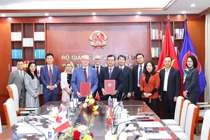 Năm 2025, Bộ GD&ĐT Việt Nam đã ký kết thỏa thuận hợp tác về giáo dục đại học với Chính quyền Bang Saskatchewan, Canada.