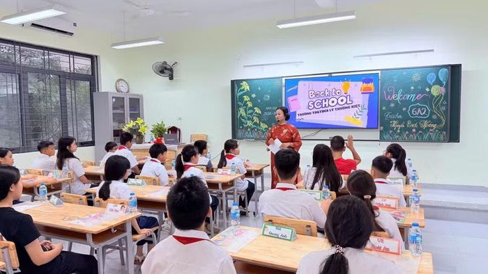 Cô trò Trường TH&THCS Lý Thường Kiệt.