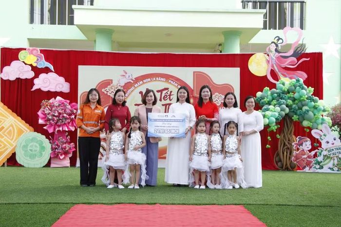 Đại diện Công ty TNHH Khai thác Chế biến Khoáng sản Núi Pháo trao tặng nhà trường 2 chiếc tivi 65 inch.