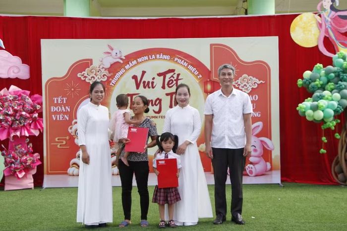 Đại diện Báo Giáo dục và Thời đại trao quà cho các em học sinh có hoàn cảnh khó khăn.