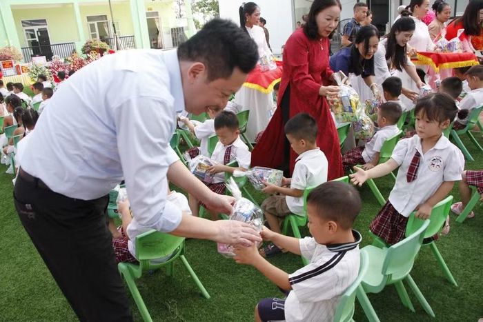 Đại biểu trao quà cho các em thiếu nhi.