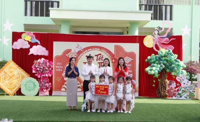 Đảng uỷ, UBND xã La Bằng tặng quà cho nhà trường và các em học sinh.