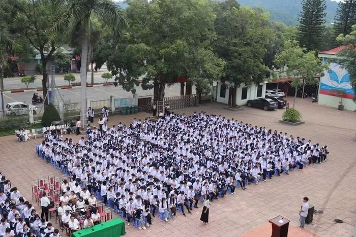 Học sinh Trường THPT Chiềng Sinh trong giờ ngoại khóa tại sân trường.