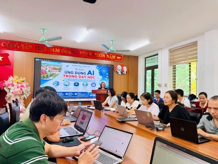 Tập thể cán bộ, giáo viên Trường THPT Chiềng Sinh trong buổi tập huấn AI.