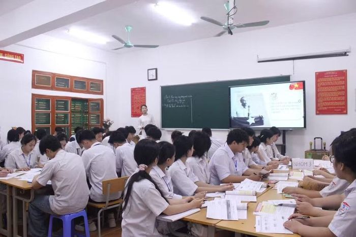 Bên cạnh ứng dụng AI, giáo viên ứng dụng công nghệ thông tin vào giảng dạy cho học sinh.