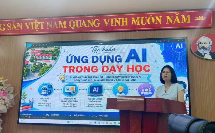 Bà Lê Thị Hồng Vân, Hiệu trưởng Trường THPT Chiềng Sinh phát biểu trong buổi tập huấn AI.