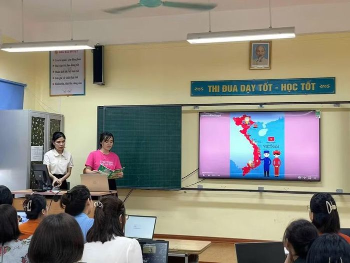Trường Tiểu học Phúc Đồng mời chuyên gia về tập huấn sử dụng AI vào giảng dạy. Ảnh NT.