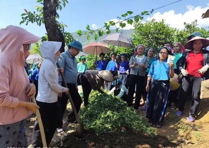 Người dân tham gia thực hành tại buổi học tập kỹ năng.