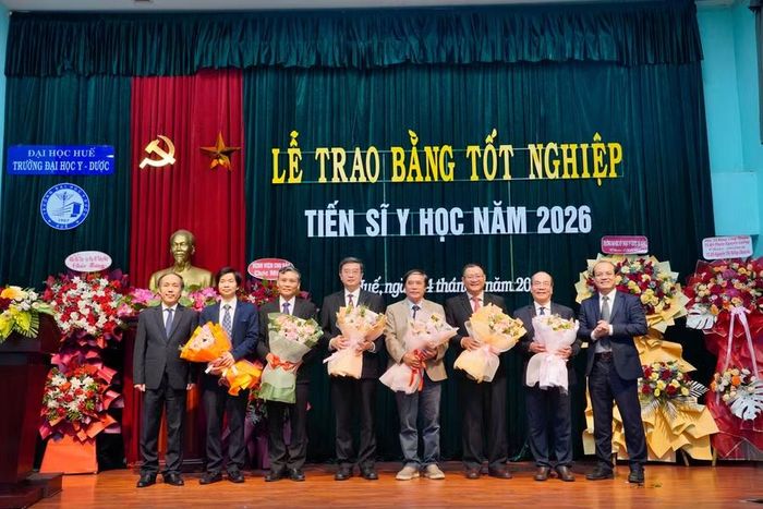 Tặng hoa tri ân các giảng viên, cán bộ hướng dẫn.