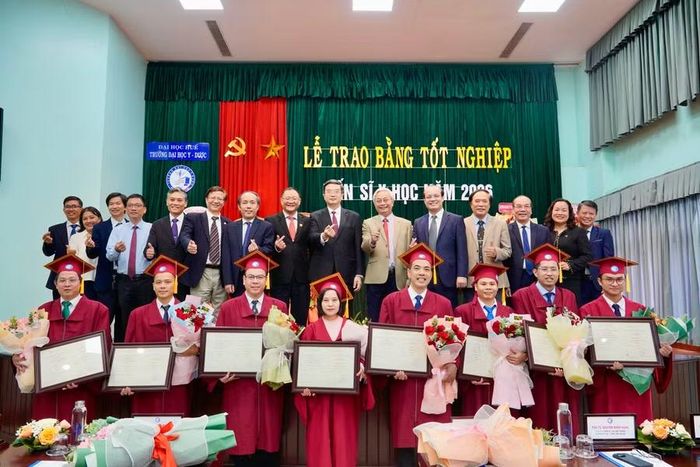 Niềm vui trong ngày trao bằng tốt nghiệp tiến sĩ Trường ĐH Y Dược Huế. (Ảnh: Thu Mai)