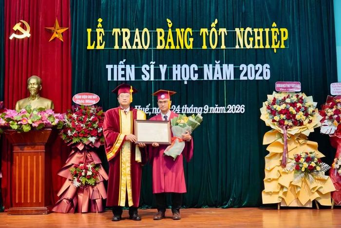 GS.TS Nguyễn Vũ Quốc Huy, Hiệu trưởng Trường ĐH Y Dược Huế trao bằng cho các tân tiến sĩ.