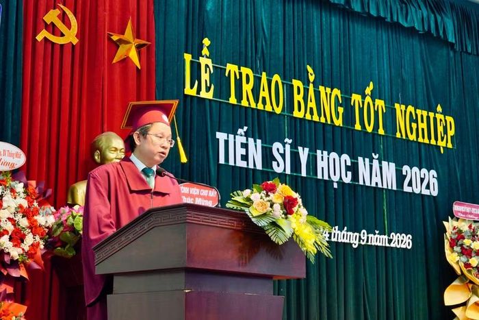 Đại diện tân tiến sĩ phát biểu cảm ơn nhà trường.