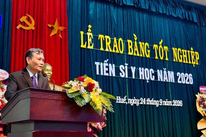 PGS.TS Hoàng Bùi Bảo, Phó Hiệu trưởng Trường ĐH Y Dược Huế phát biểu chúc mừng các tân tiến sĩ.
