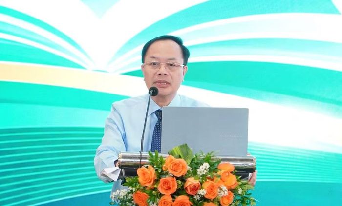 Ông Lê Đình Nghị, Vụ trưởng Vụ tổ chức cán bộ, Bộ GD&ĐT báo cáo tại Hội nghị.