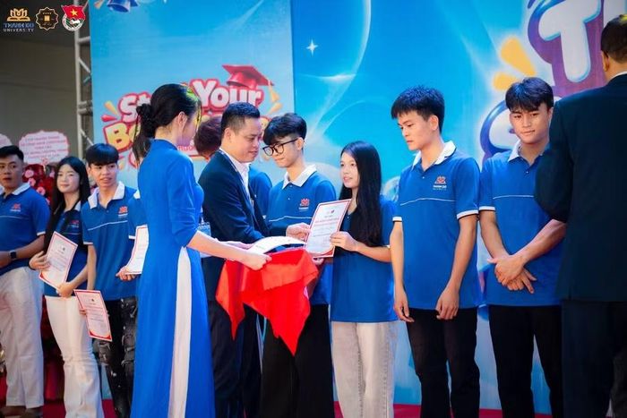 Trao học bổng Unigo cho tân sinh viên K22 không chỉ là sự hỗ trợ về tài chính, mà còn mang ý nghĩa truyền cảm hứng và tiếp nối ngọn lửa tri thức giữa các thế hệ Thadoers.