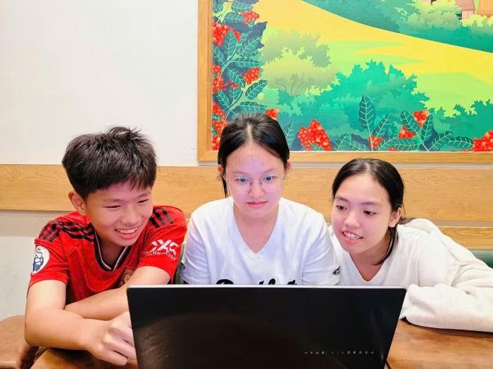 Học sinh sử dụng công cụ số để tìm hiểu, xử lí và hoàn thiện thông tin ngoài lớp học. (Ảnh: NT)