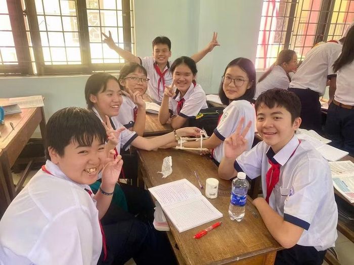 Học sinh trao đổi, phân công nhiệm vụ và hỗ trợ nhau trong hoạt động nhóm. (Ảnh: NT)