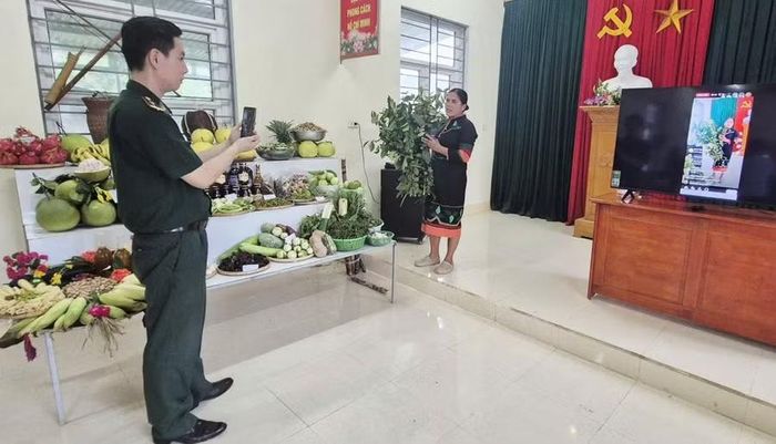 Bộ đội Biên phòng hướng dẫn người dân quảng bá sản phẩm trên nền tảng số.