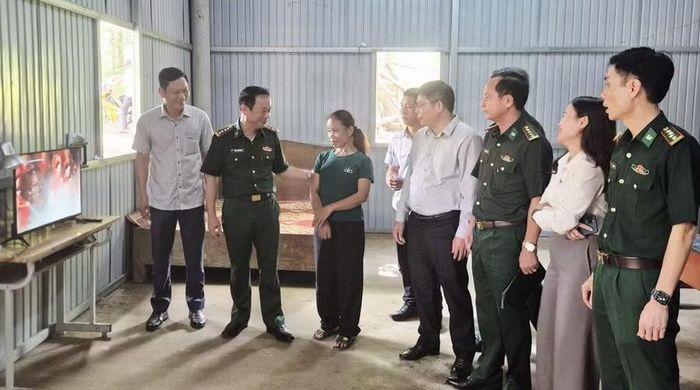 Đi cùng với chiếc điện thoại, tivi mang đến các thông tin hữu ích để bà con ứng dụng vào thực tế đời sống.