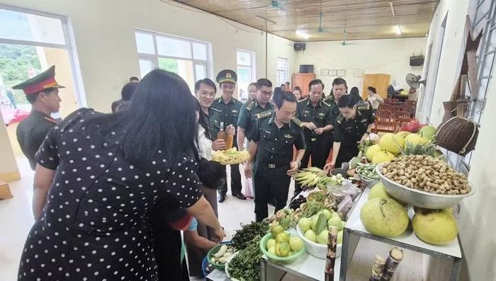 Những sản phẩm nông sản có thương hiệu, đạt chuẩn như mật ong OCOP và bưởi da xanh VietGAP.