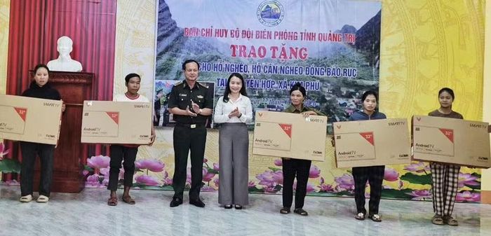 Đại tá Đinh Xuân Hùng, Chính ủy Ban Chỉ huy BĐBP tỉnh Quảng Trị trao tặng tivi cho người dân địa phương.