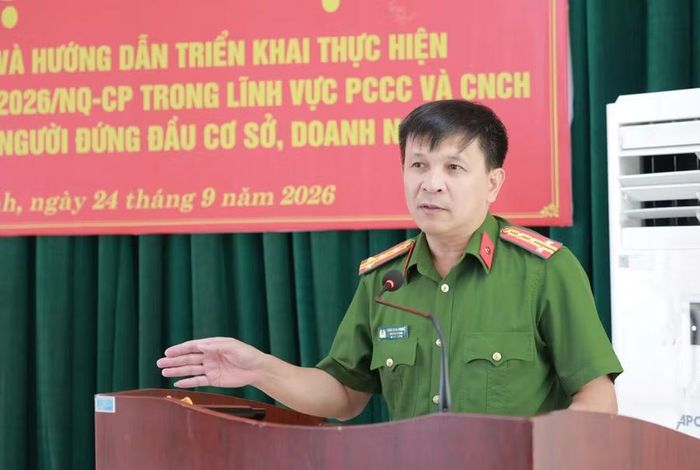 Đại tá Trần Bình Nghĩa, Trưởng phòng Cảnh sát PCCC&CNCH (Công an tỉnh Hà Tĩnh) giải đáp các vướng mắc.