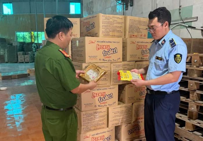 Lực lượng chức năng kiểm tra thực tế sản phẩm. Ảnh: Công an tỉnh Hưng Yên