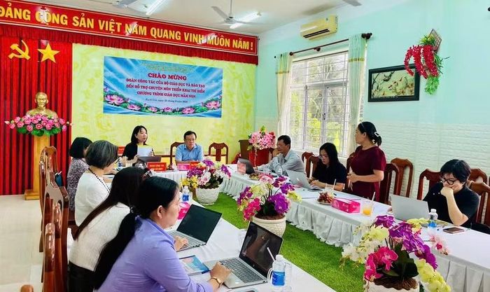 Đại biểu trao đổi ý kiến tại buổi làm việc.