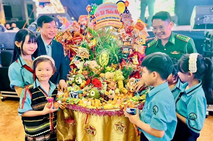 Học sinh trường vùng biên phá cỗ Trung thu.