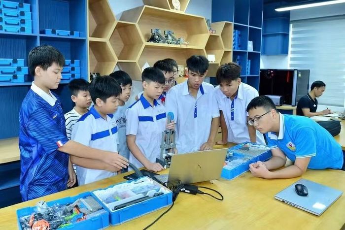 Các em học sinh Trường THCS Lê Quý Đôn sáng tạo với hoạt động STEM.
