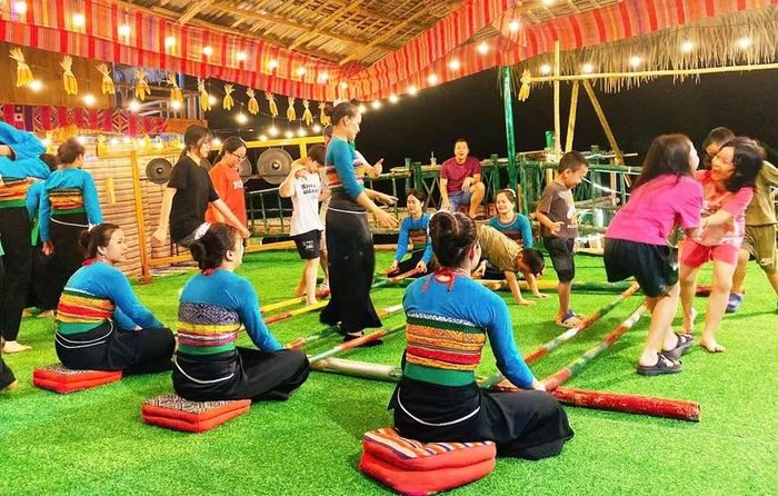 Khách du lịch tham gia trò chơi ở khu du lịch cộng đồng bản Bút, xã Nam Xuân. Ảnh: Hồng Thuận.