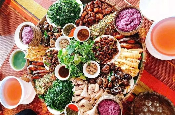 Những món ăn mang đậm bản sắc văn hóa ở khu du lịch bản Bút, xã Nam Xuân. Ảnh: Hồng Thuận