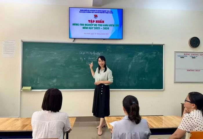 Trường THPT chuyên Nguyễn Thiện Thành tập huấn nâng cao nghiệp vụ cho giáo viên trẻ.