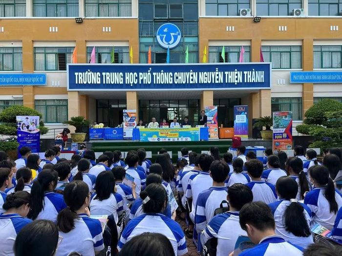 Trường THPT Chuyên Nguyễn Thiện Thành trong một buổi tư vấn tuyển sinh, hướng nghiệp.