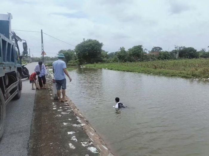 Em Nguyễn Mạnh Hùng tại khu vực xảy ra sự việc.