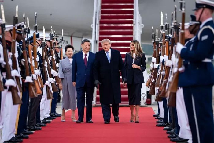 Tổng thống Mỹ Donald Trump cùng đệ nhất phu nhân Melania Trump đích thân đến sân bay đón Chủ tịch Trung Quốc Tập Cận Bình và phu nhân Bành Lệ Viên. (Nguồn: The New York Times)
