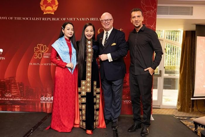 Các nghệ sĩ chụp ảnh cùng ông Brian P Farren, Chủ tịch Hội Giao hưởng Dublin. (Nguồn: Đại sứ quán Việt Nam tại Ireland)