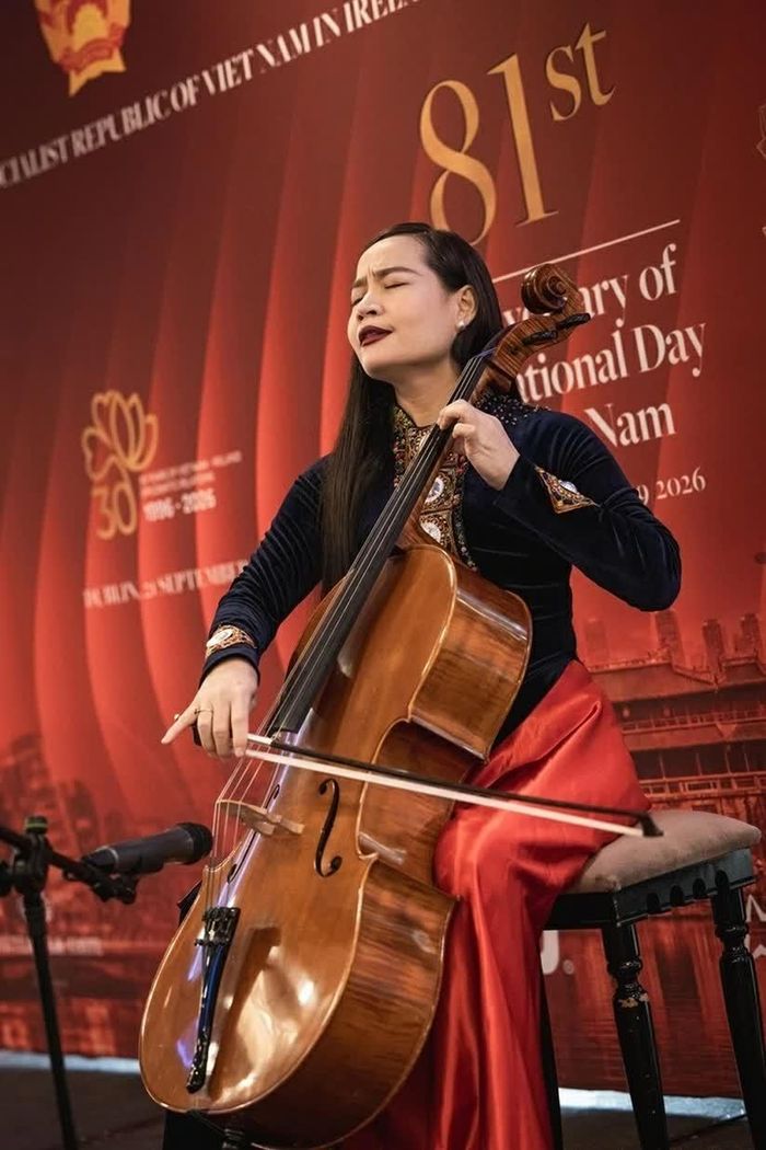 Tiến sĩ Đinh Hoài Xuân trình diễn cello. (Nguồn: Đại sứ quán Việt Nam tại Ireland)