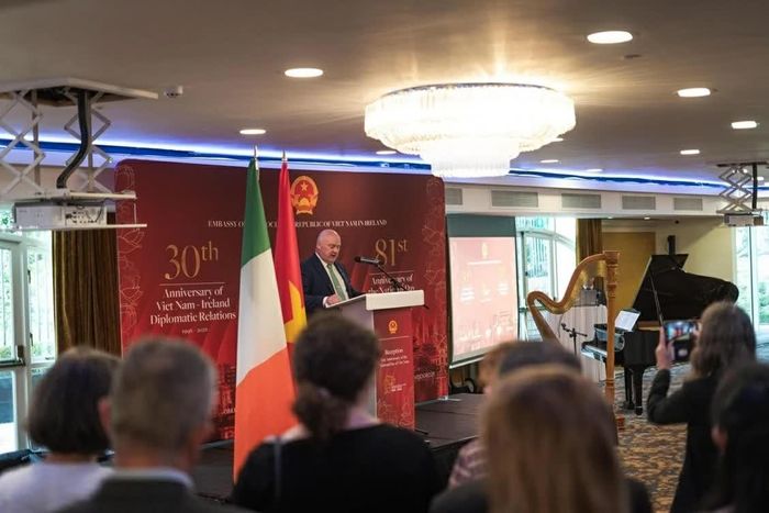 Khách mời danh dự, Quốc vụ khanh Noel Grealish phát biểu. (Nguồn: Đại sứ quán Việt Nam tại Ireland)