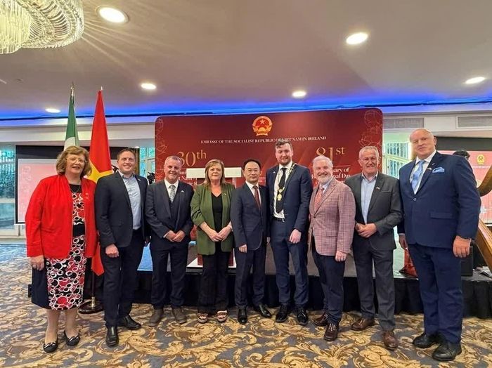 Đại sứ Phạm Toàn Thắng chụp ảnh cùng Phó Chủ tịch Thượng viện Maria Byrne, Ủy viên thành phố Dublin Rory Hogan và Nhóm nghị sĩ hữu nghị Ireland - Việt Nam. (Nguồn: Đại sứ quán Việt Nam tại Ireland)