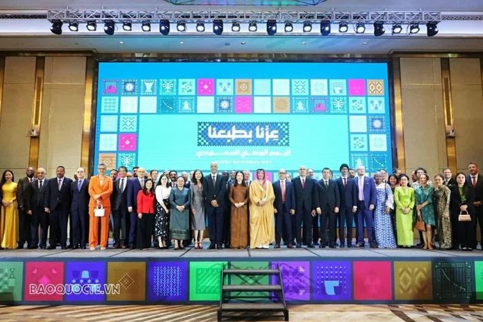 Các đại biểu dự Lễ kỷ niệm Quốc khánh Saudi Arabia chụp ảnh lưu niệm. (Ảnh: Nguyễn Nhuận)