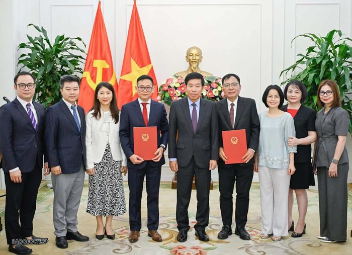 Ủy viên Trung ương Đảng, Phó Bí thư Thường trực Đảng ủy Bộ, Thứ trưởng Bộ Ngoại giao Nguyễn Mạnh Cường chụp ảnh lưu niệm với 2 đồng chí vừa nhận quyết định và đại diện các đơn vị tham dự buổi lễ.