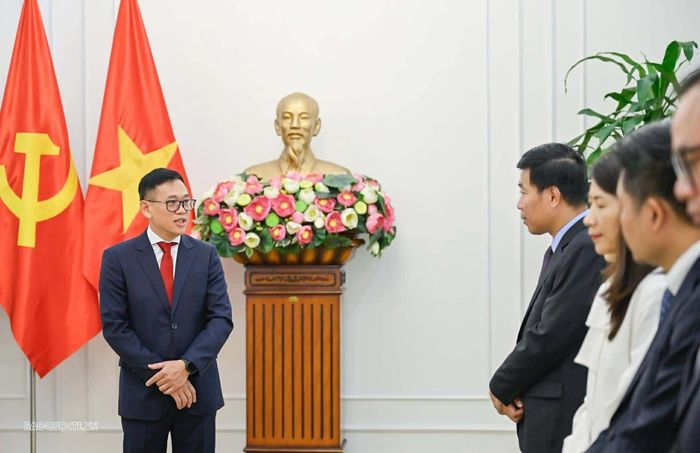Đồng chí Trần Quốc Khánh thay mặt các đồng chí vừa nhận quyết định bày tỏ vinh dự và xúc động trước sự tin tưởng của Ban Thường vụ Đảng ủy, Lãnh đạo Bộ và lãnh đạo các đơn vị và cho đây vừa là niềm vinh dự, vừa là trách nhiệm lớn đối với 2 đồng chí nhận quyết định ngày hôm nay.