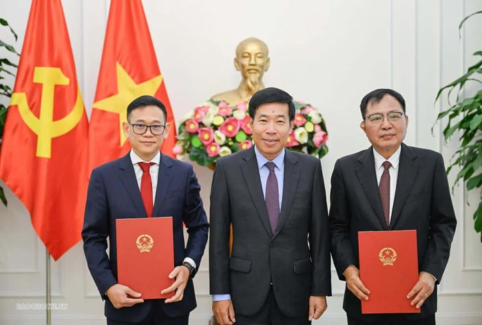 Thứ trưởng Nguyễn Mạnh Cường đề nghị các đồng chí được trao quyết định nhanh chóng tiếp cận công việc trên cương vị mới và bày tỏ tin tưởng rằng, với quá trình công tác, kinh nghiệm thực tiễn cùng năng lực đã được khẳng định, các đồng chí mới nhận quyết định hôm nay sẽ tiếp tục phát huy tinh thần trách nhiệm, đoàn kết, đổi mới, sáng tạo, hoàn thành tốt nhiệm vụ trên cương vị mới, đóng góp tích cực vào sự phát triển của từng đơn vị cũng như của Bộ Ngoại giao.