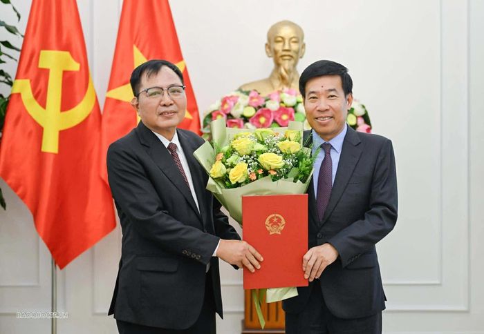 Ủy viên Trung ương Đảng, Phó Bí thư Thường trực Đảng ủy Bộ, Thứ trưởng Bộ Ngoại giao Nguyễn Mạnh Cường trao quyết định tiếp nhận và điều động ông Vũ Văn Minh, nguyên Tham tán Công sứ, Người thứ Hai, Đại sứ quán Việt Nam tại Singapore, kết thúc nhiệm kỳ về nước, đến công tác và giữ chức Phó Vụ trưởng, Vụ Đông Nam Á - Nam Á - Nam Thái Bình Dương.