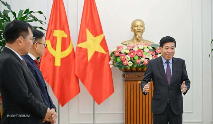 Phát biểu tại buổi lễ, Thứ trưởng Nguyễn Mạnh Cường chúc mừng các đồng chí vừa nhận quyết định và nhấn mạnh, bối cảnh quốc tế và khu vực tiếp tục có nhiều biến động nhanh chóng, phức tạp, đan xen giữa thời cơ và thách thức, đòi hỏi đội ngũ cán bộ ngoại giao, đặc biệt là đội ngũ lãnh đạo quản lý cấp Vụ, phải không ngừng nâng cao bản lĩnh chính trị, tư duy chiến lược, trình độ chuyên môn và năng lực tham mưu, tổ chức thực hiện nhiệm vụ.