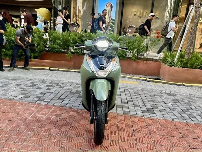 Thay đổi dễ nhận thấy nhất trên SH Mode 2027 nằm ở cụm đèn phía trước.