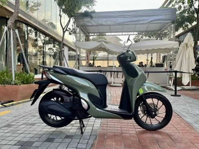 Hệ thống phanh được phân chia theo từng phiên bản, với bản Tiêu chuẩn sử dụng CBS và ba phiên bản còn lại có ABS ở bánh trước.