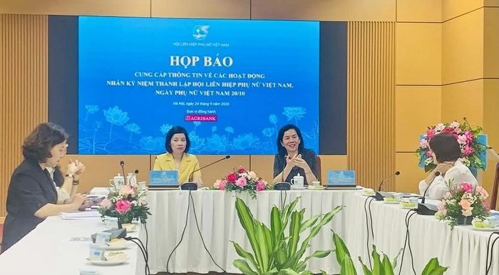 Ban Lãnh đạo Hội LHPN Việt Nam thông tin tại họp báo. (Ảnh: Hà Anh)